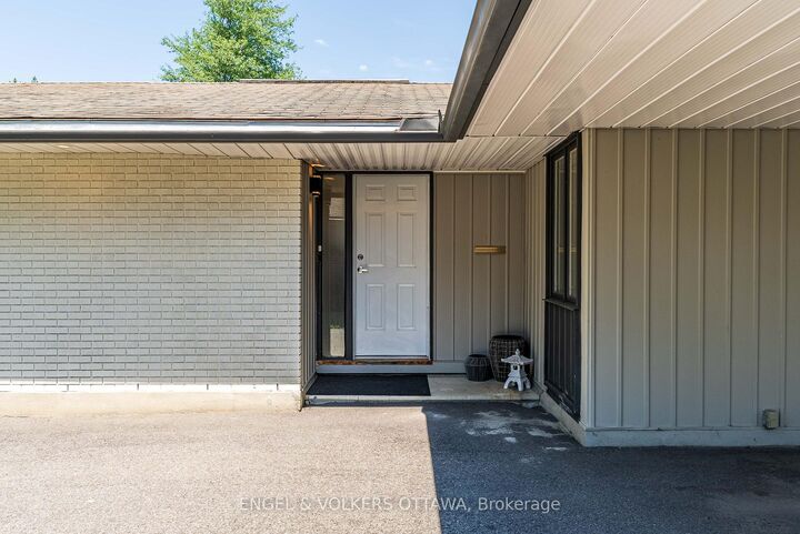 Property Photo:  2995 Cowan Crescent  ON K1V 8K9 
