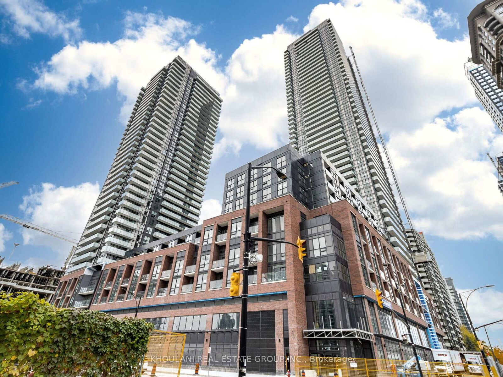 Property Photo:  4130 Parkside Village Drive 2704  ON L5B 3M8 
