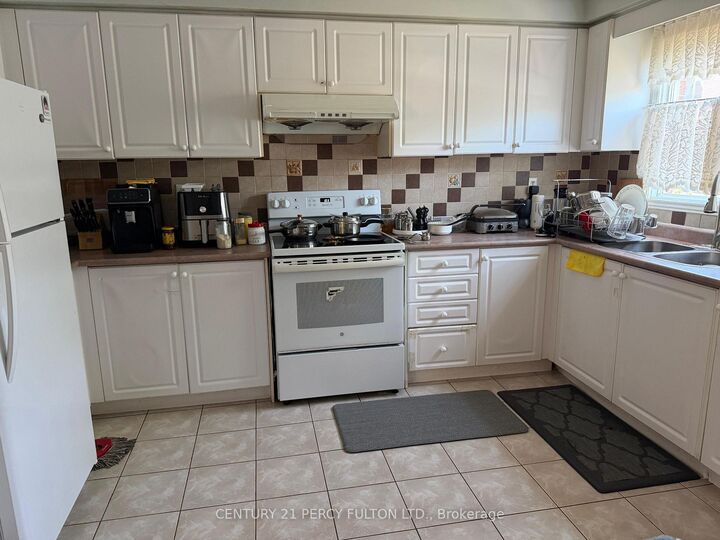Property Photo:  658 Wildgrass Road  ON L5B 4J5 
