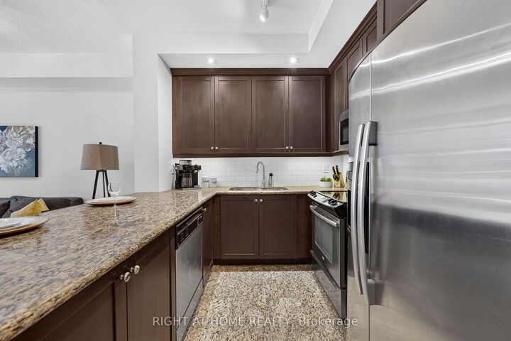 Property Photo: 628 Fleet Street 509 ON M5V 1A8