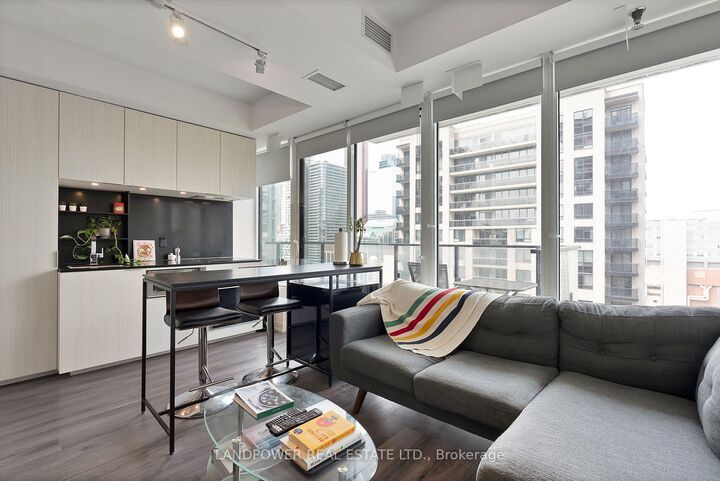 77 Shuter Street 2501 — photo 1