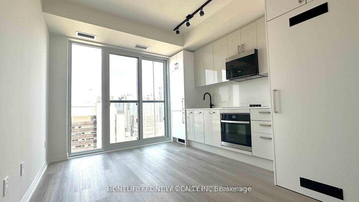 Property Photo:  280 Dundas Street W 2112  ON M5T 0E3 