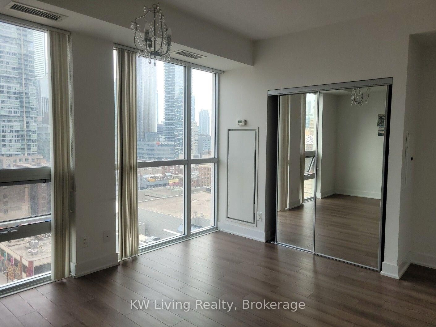 Property Photo:  318 Richmond Street W 1405  ON M5V 1X2 