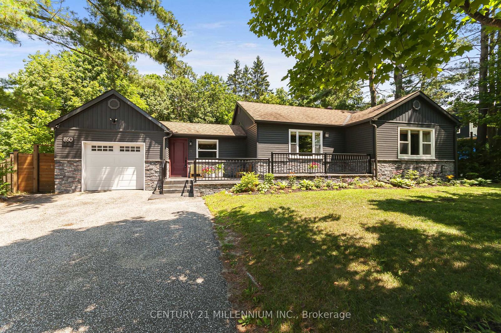 Property Photo:  850 Muskoka Road N  ON P1P 1C1 
