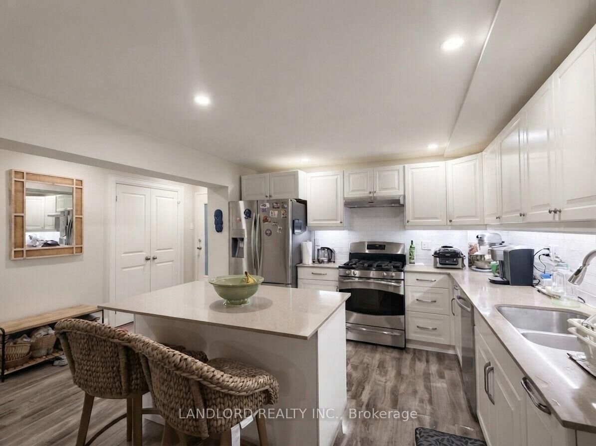 Property Photo:  117 Chaplin Crescent Garden  ON M5P 1A6 