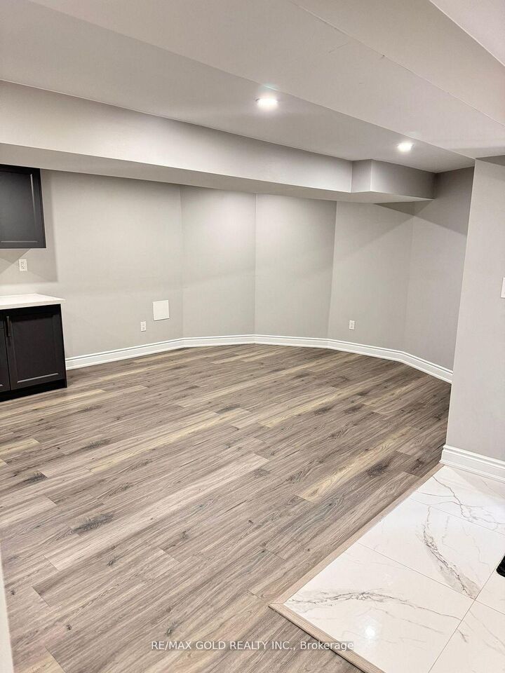 Photo de la propriété: 4 Gollop Crescent ON L7G 5N9