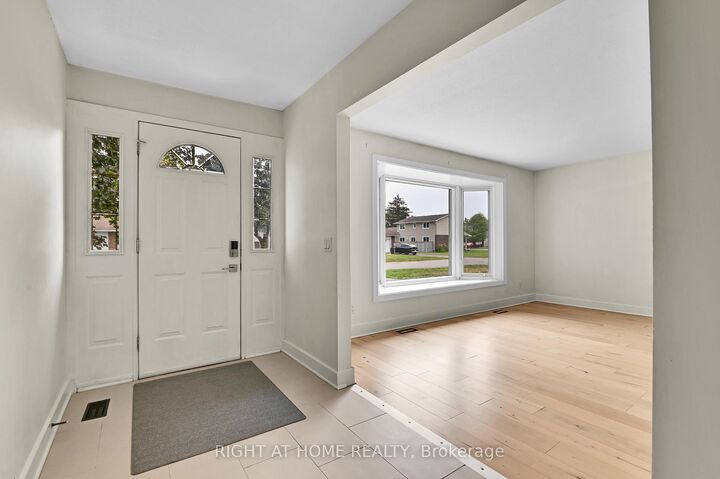 Property Photo: 9 Leetom Crescent ON K2J 1E3