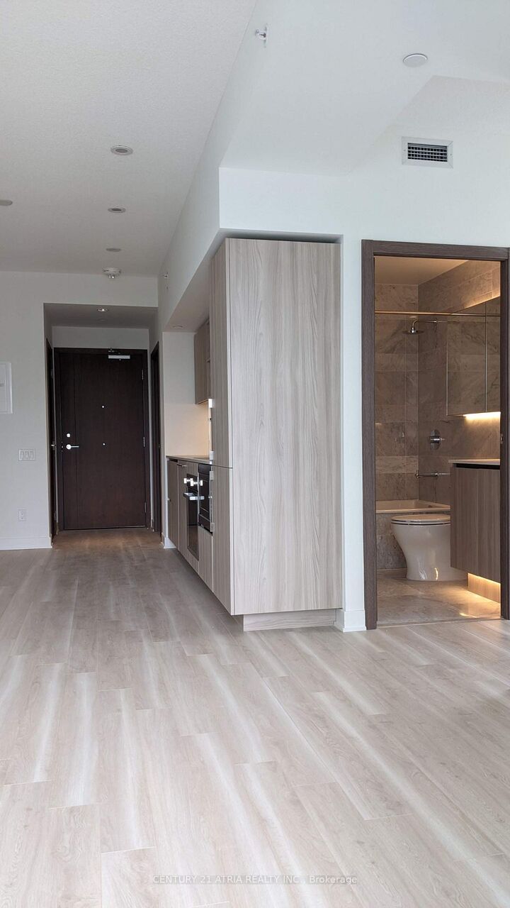 Property Photo: 19 Bathurst Street 3306 ON M5V 0N2