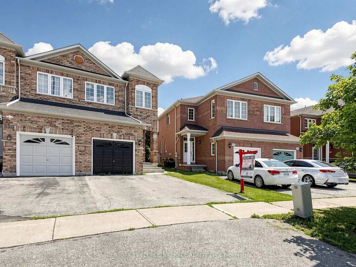 Property Photo: 828 Khan Crescent ON L5V 2R4