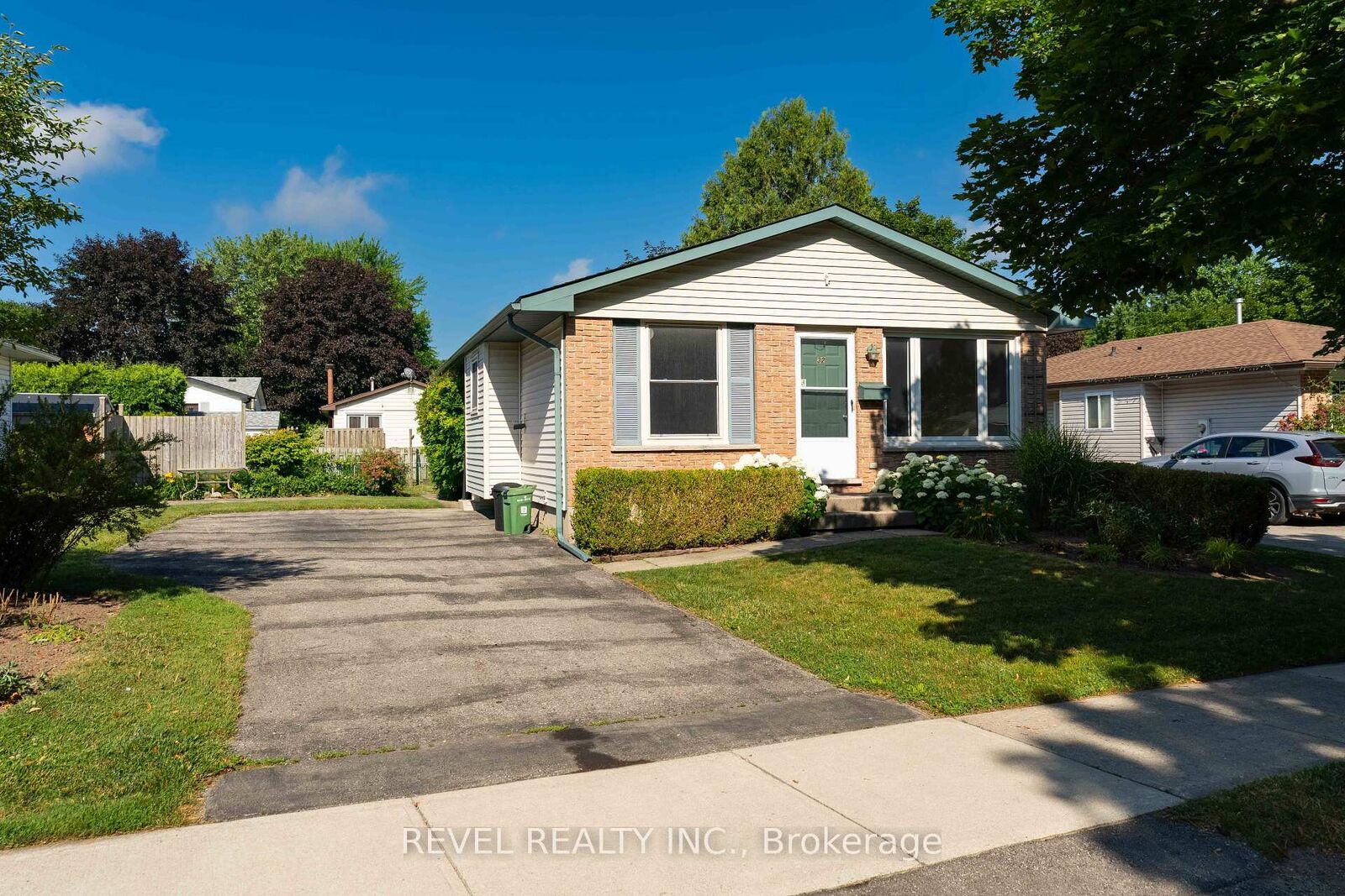 Property Photo: 32 Brunswick Avenue ON N6G 3K8