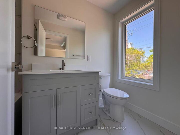 Property Photo: 53 Bishop Avenue 4 ON M2M 1Z4