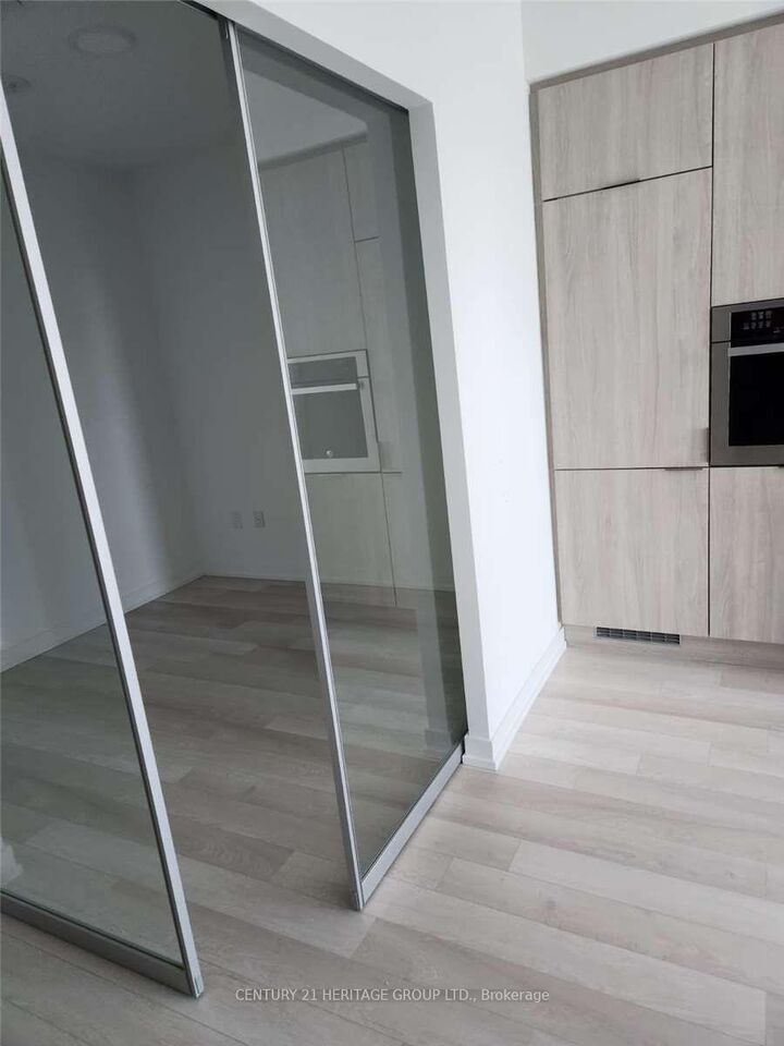 Property Photo:  39 Roehampton Avenue 2402  ON M4P 0G1 