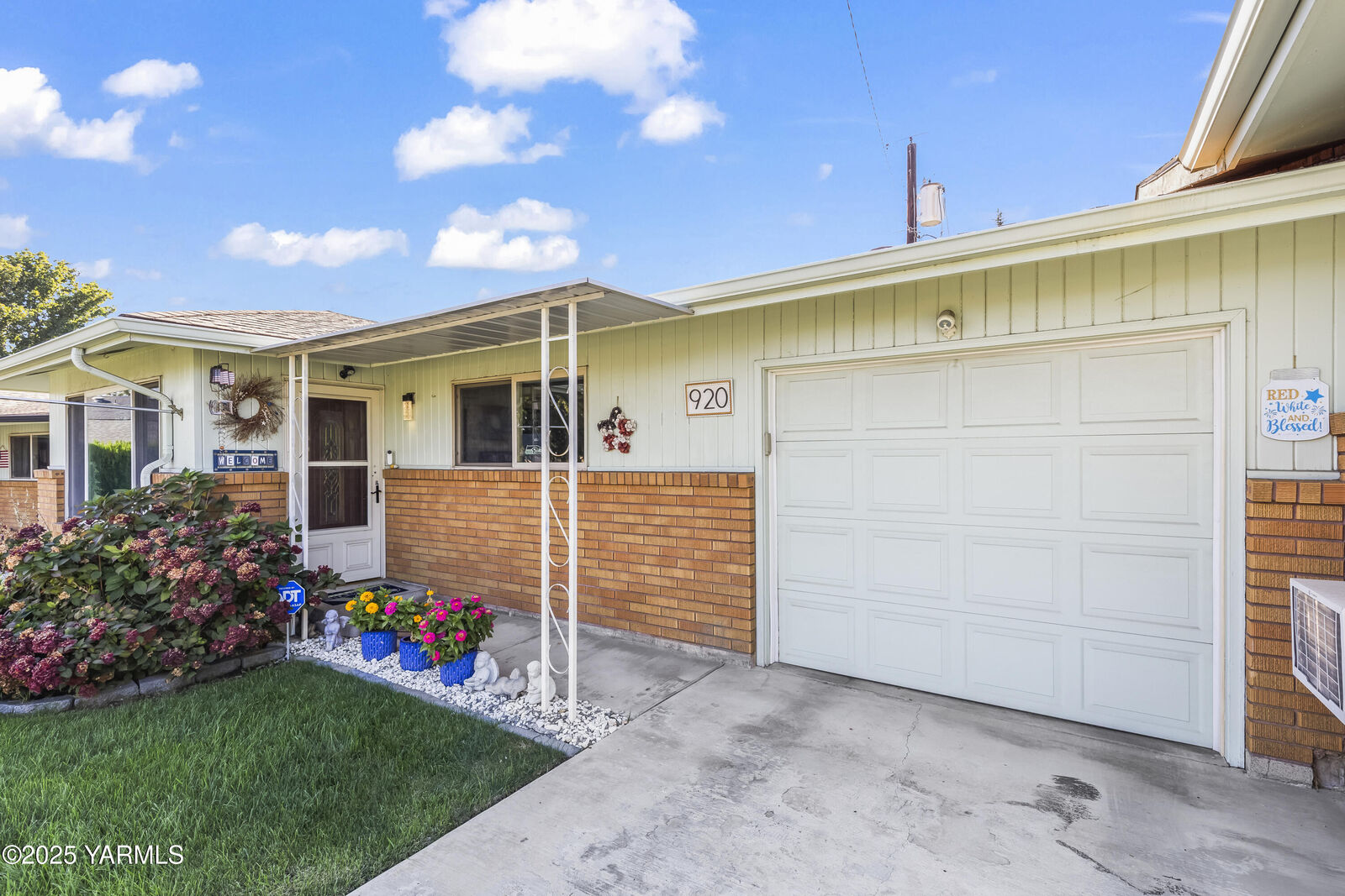 Property Photo:  920 S 41st Ave  WA 98908 