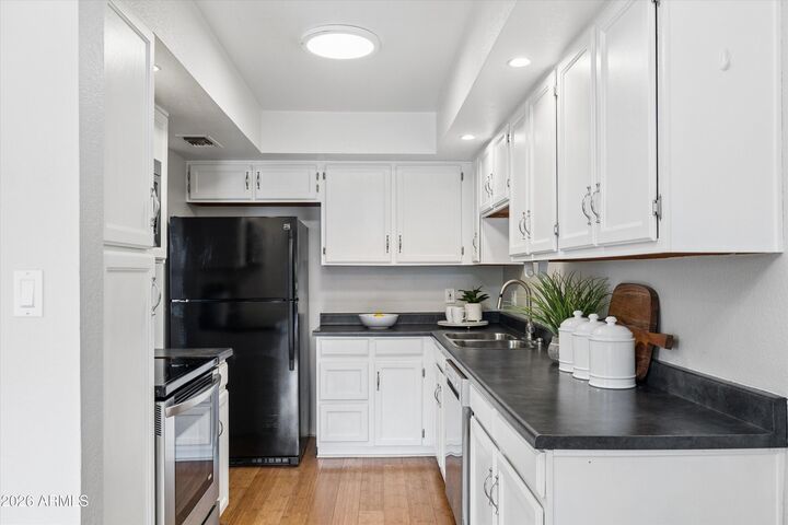 Property Photo:  3102 E Clarendon Avenue 206  AZ 85016 
