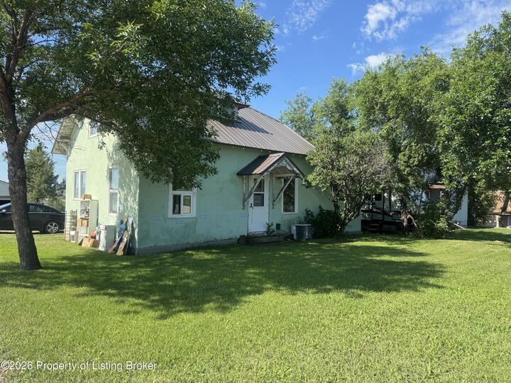 Property Photo:  221 Park Avenue E  ND 58854 