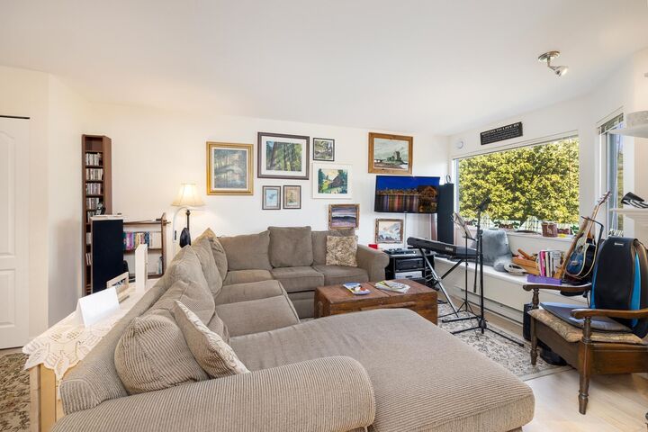 Property Photo: 3183 Esmond Avenue 304 BC V5G 4V6