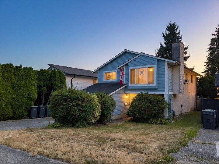 Property Photo:  2506 Wilding Crescent  BC V2Y 1B5 