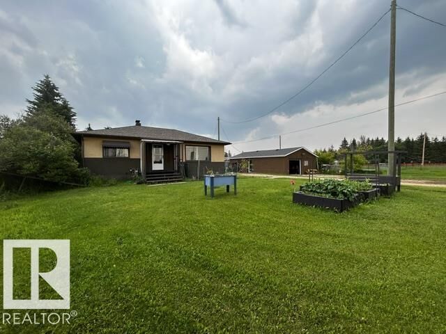 5004 52 Avenue — photo 1