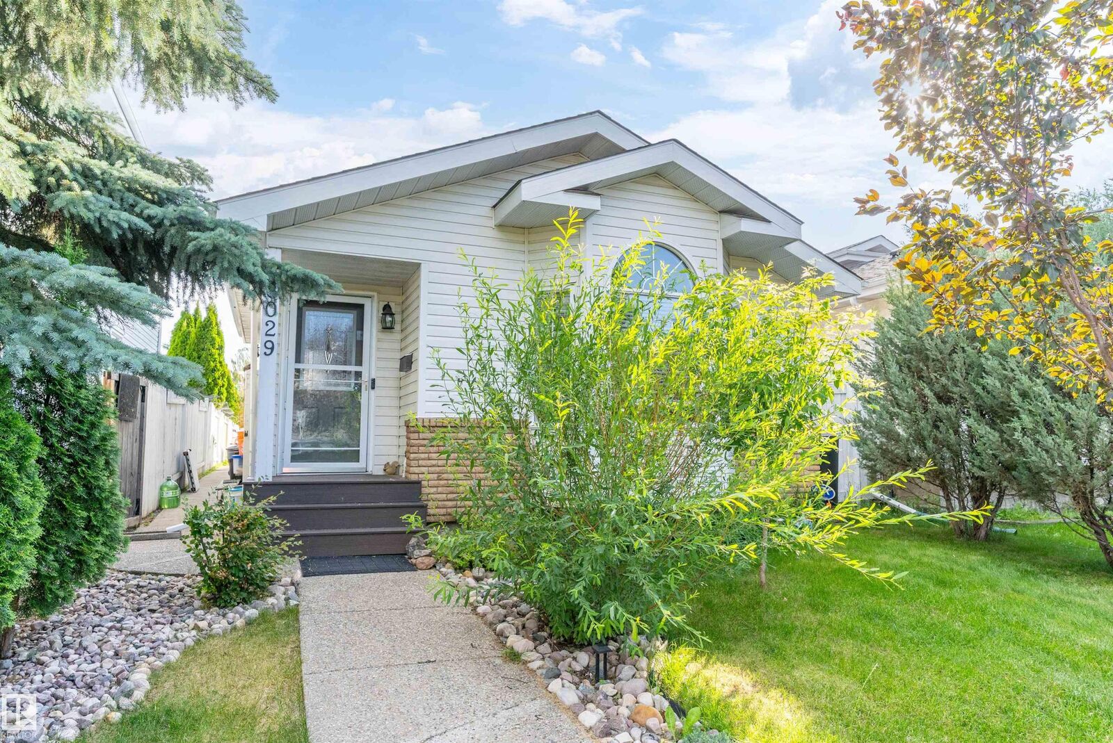 Property Photo:  8029 17A Avenue NW  AB T6K 4E1 