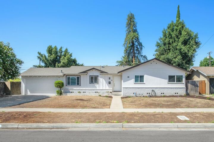 Property Photo:  1019 W Ashcroft Avenue  CA 93705 
