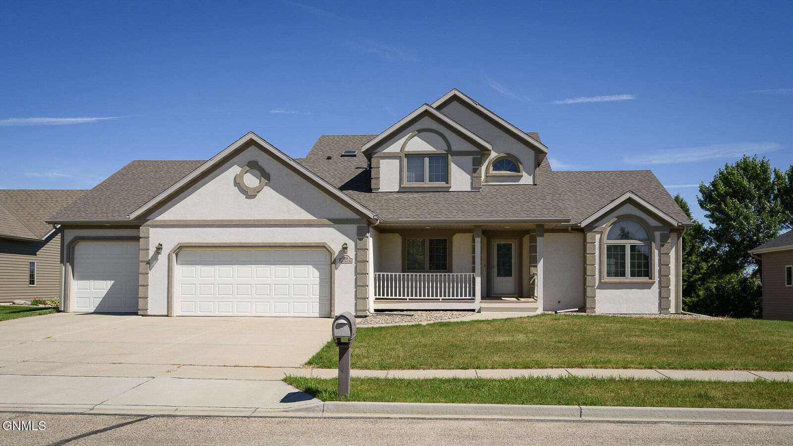 Property Photo:  800 Saddle Ridge Road  ND 58503 