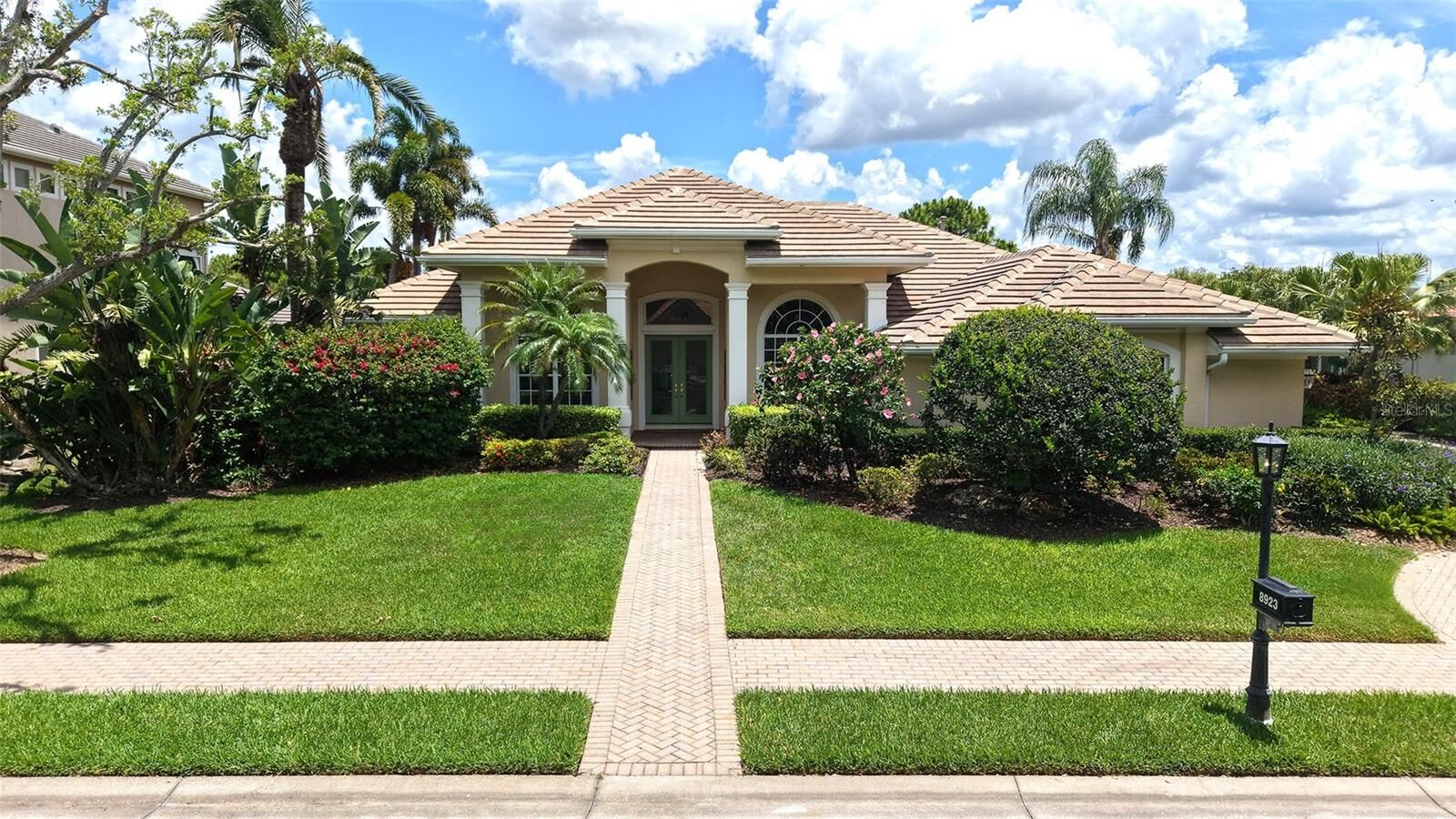 Property Photo: 8923 Bloomfield Boulevard FL 34238