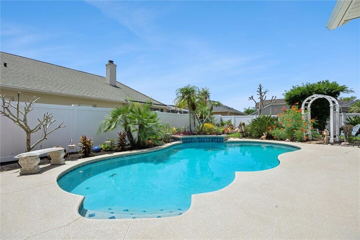 Property Photo: 524 Lakehaven Circle FL 32828