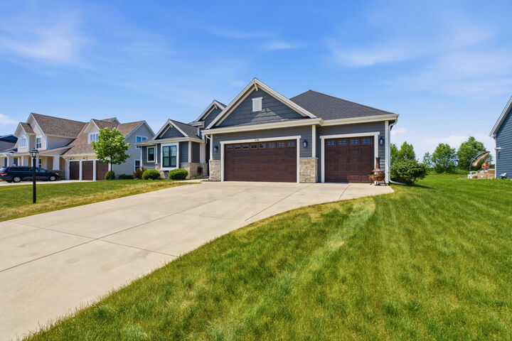 Property Photo:  10163 S Woodside Ct  WI 53132 
