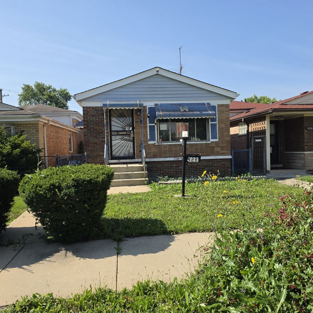 Property Photo: 423 W 96th Place IL 60628