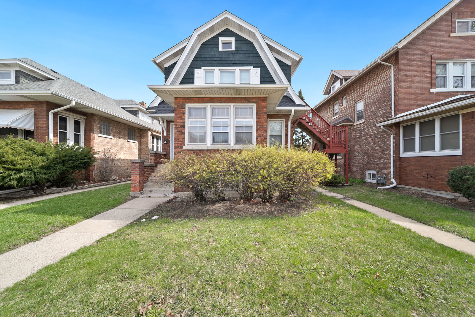 Property Photo: 616 Circle Avenue 1 IL 60130