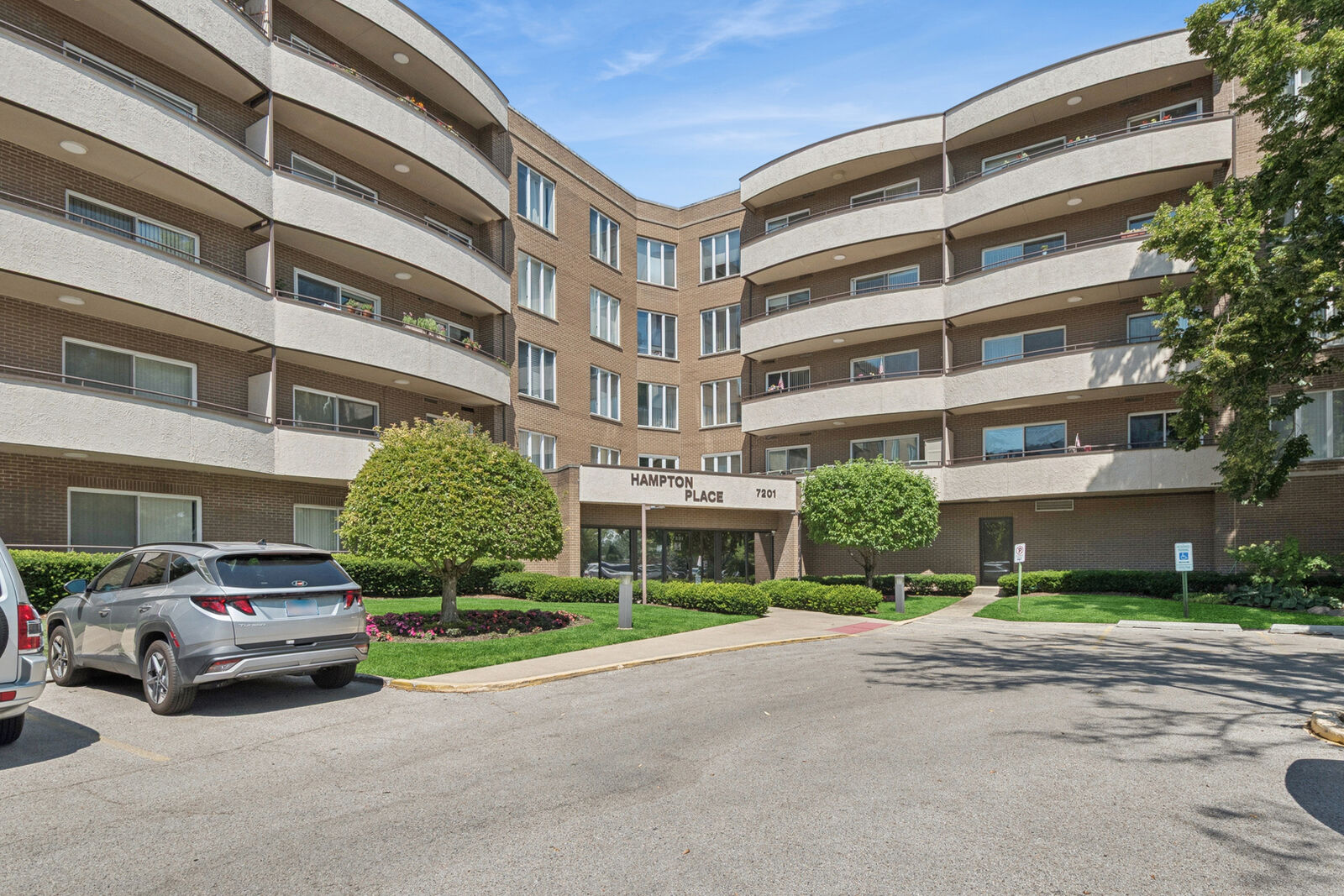 Property Photo: 7201 N Lincoln Avenue 403 IL 60712