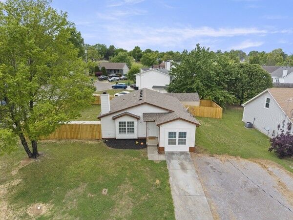 Property Photo:  421 Cedar Park Cir  TN 37086 