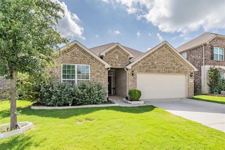 Property Photo:  3705 Cicada Lane  TX 76084 