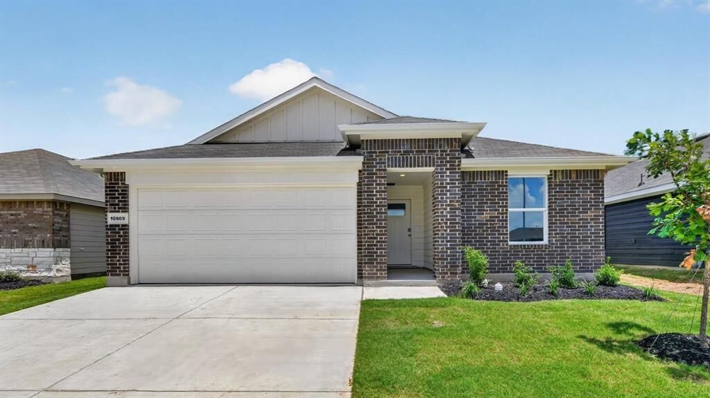Property Photo: 516 Babbling Brook Drive TX 76259