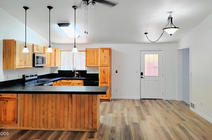 Property Photo:  16947 Quartz Road  OR 97707 