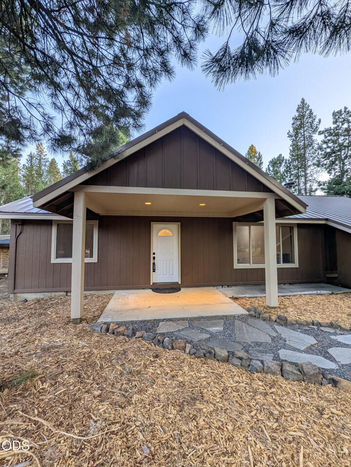 Property Photo:  16947 Quartz Road  OR 97707 