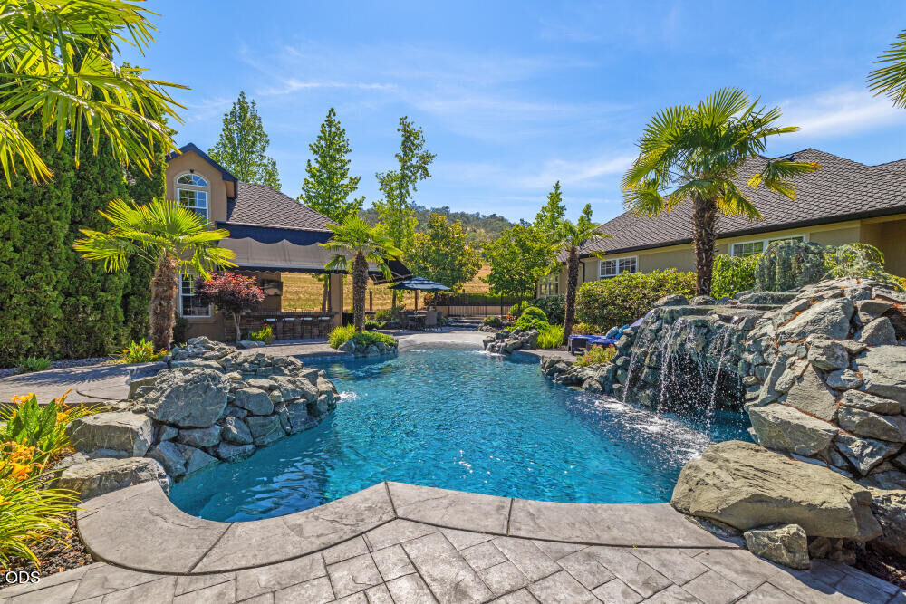 Property Photo:  1072 Castlewood Drive  OR 97504 