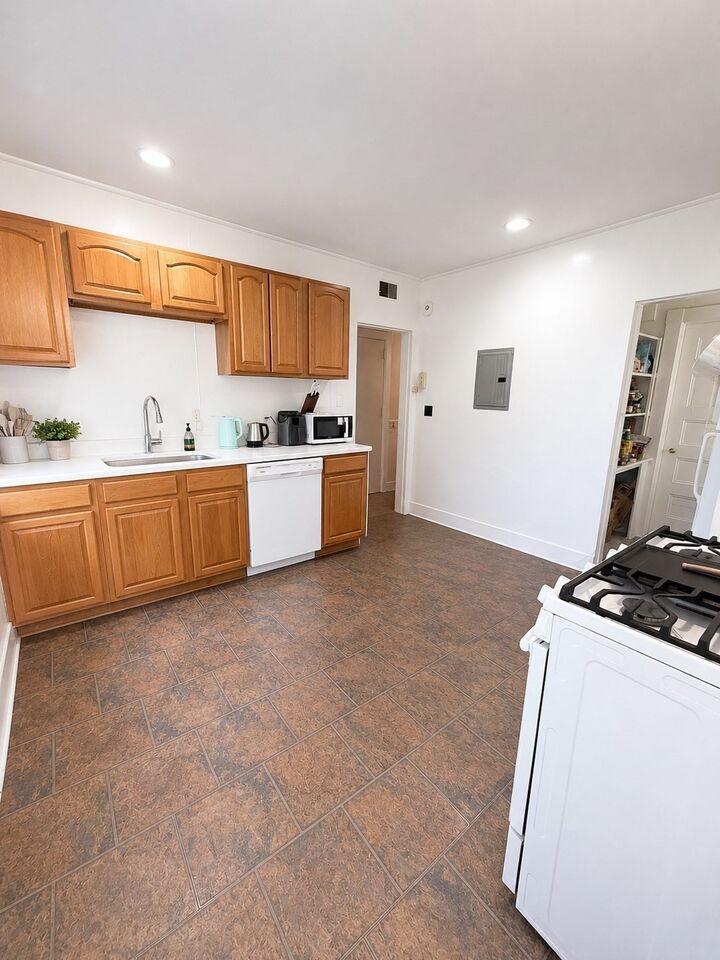 Property Photo:  83 Francis St 5  MA 02446 