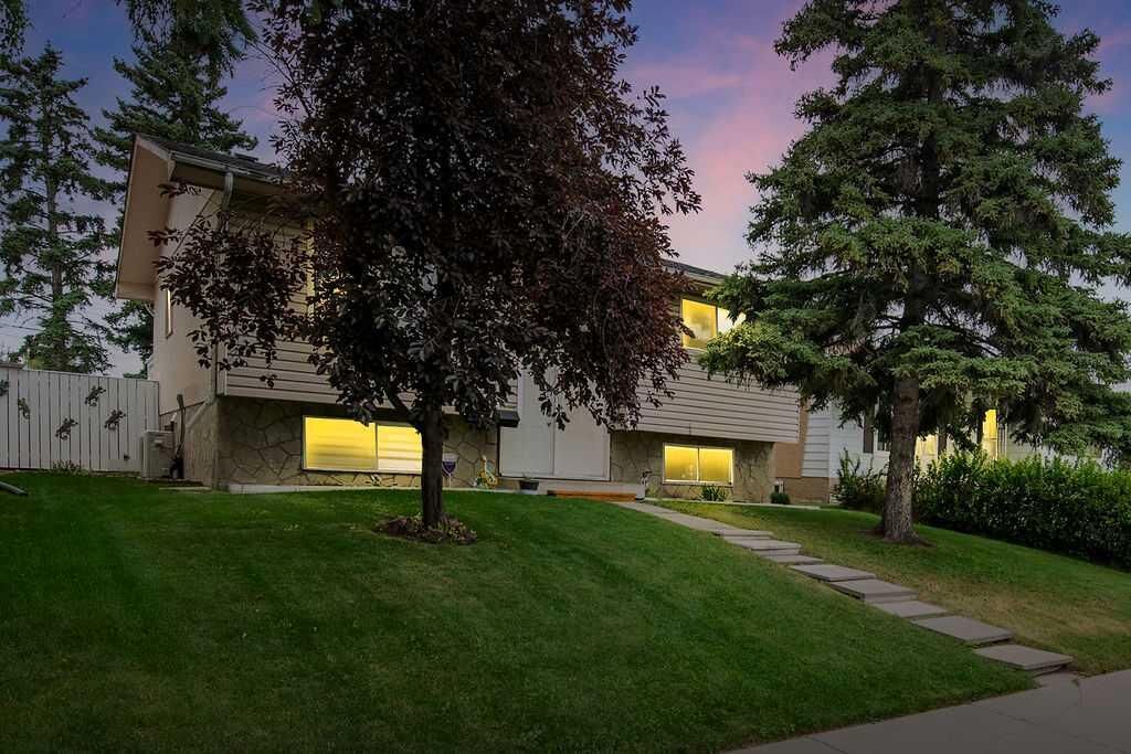 Property Photo: 311 Penbrooke Crescent SE AB T2A 3T6