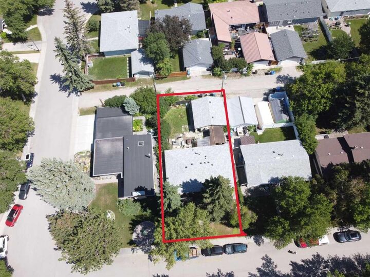 Property Photo: 6108 Lloyd Crescent SW AB T3E 5V7