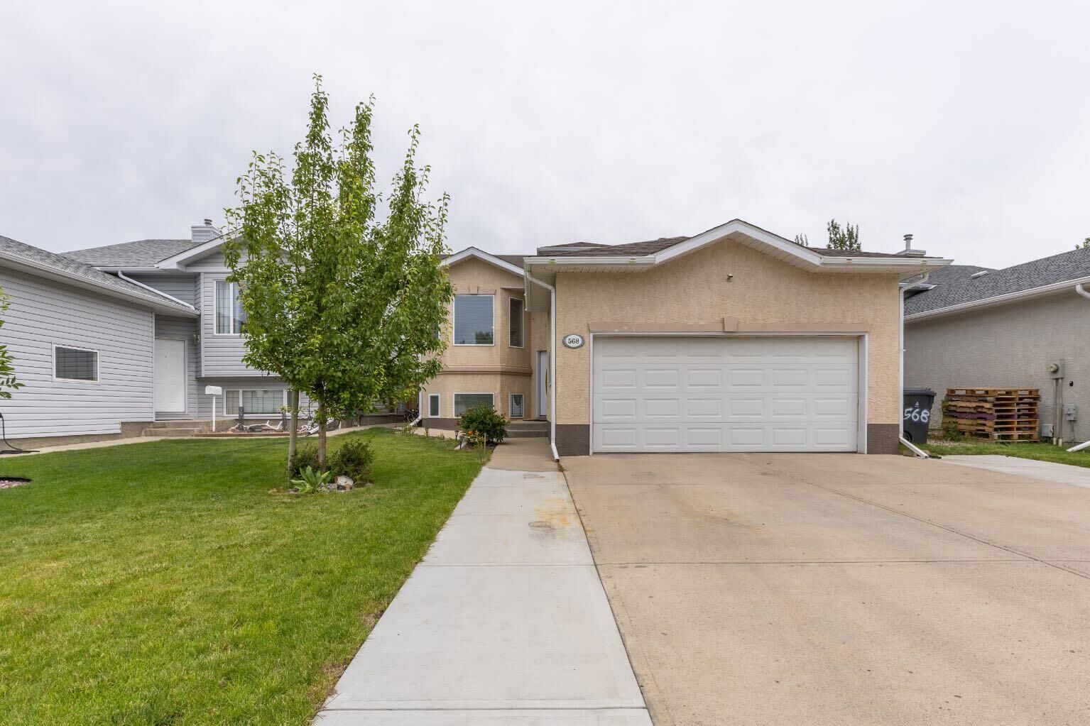 Property Photo: 568 Heritage Boulevard W AB T1K 7S4