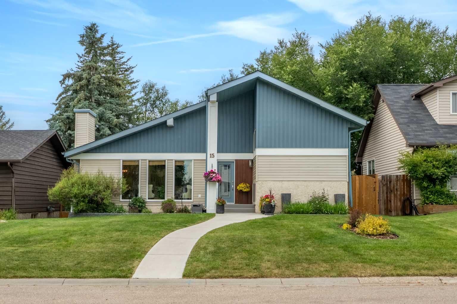 Property Photo:  15 Lock Crescent  AB T1S 1E7 