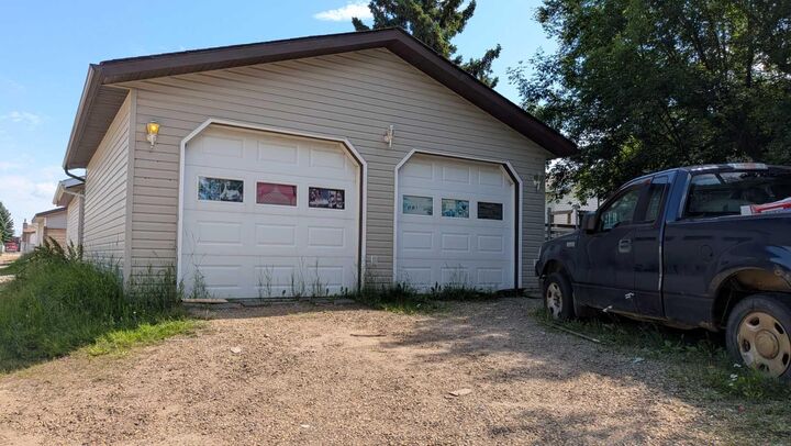 Property Photo: 169 Mt. Pleasant Drive AB T4V 3H8