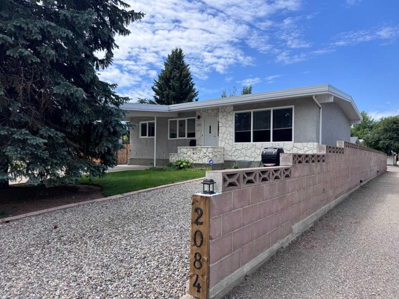 Property Photo:  2084 19 Street N  AB T1H 4B2 