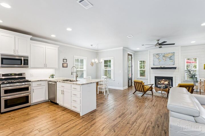 Property Photo:  1445 E Cross St  FL 32503 