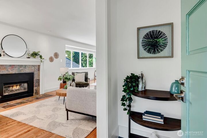 Property Photo:  327 NE 55th Street  WA 98105 