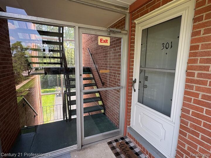 Property Photo:  2820 Woodslee Drive 301  MI 48073 