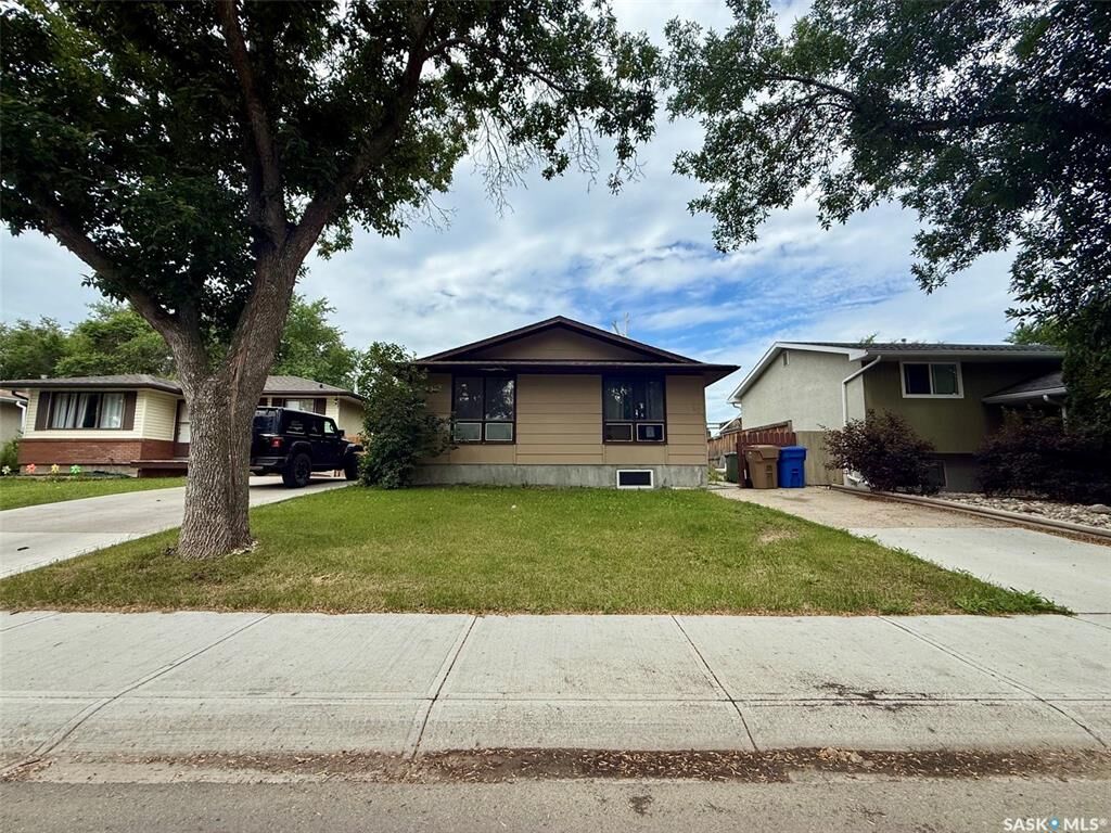 Property Photo:  90 Turner Crescent  SK S4N 4P6 