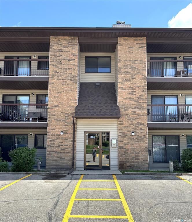 Property Photo:  385 Kingsmere Boulevard  SK S7J 4J6 