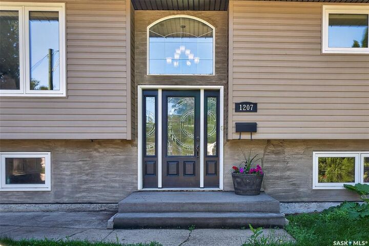 Property Photo: 1207 Grandview Street W SK S6H 5M3